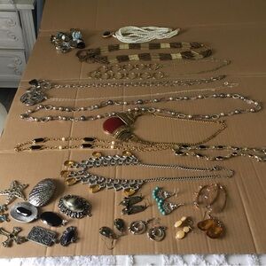 Large Lot of Women’s Fashion Jewelry (Pre-owned)